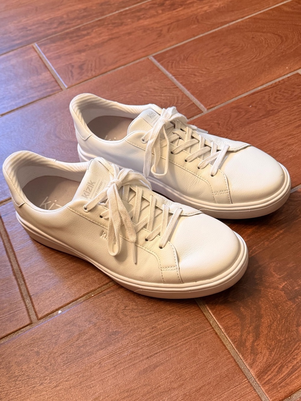 White Leather Women’s Sneakers - VEGAS 2 Low-Top Size 9 Wide